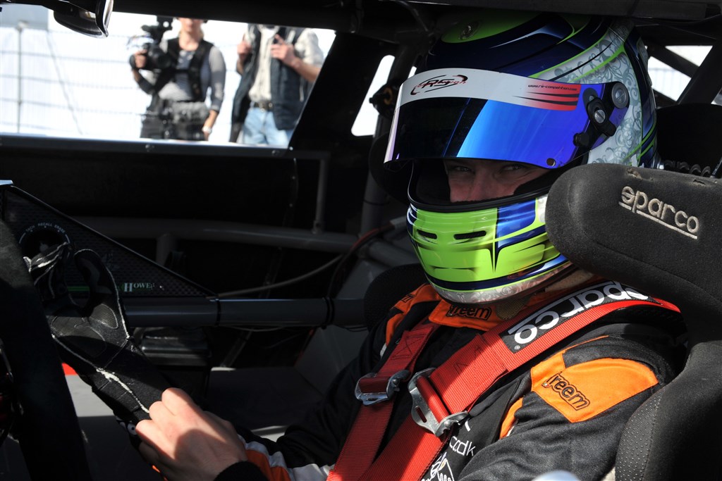 Handsken er grebet og den er på vej på hånden. Michael Markussen er klar til at tage kampen op mod sin teamkammerat og de andre profiler i AutoMester Danish Thundersport Championship
(Foto: Morten Alstrup)